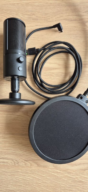 Микрофон Razer Seiren X с попфильтром 1