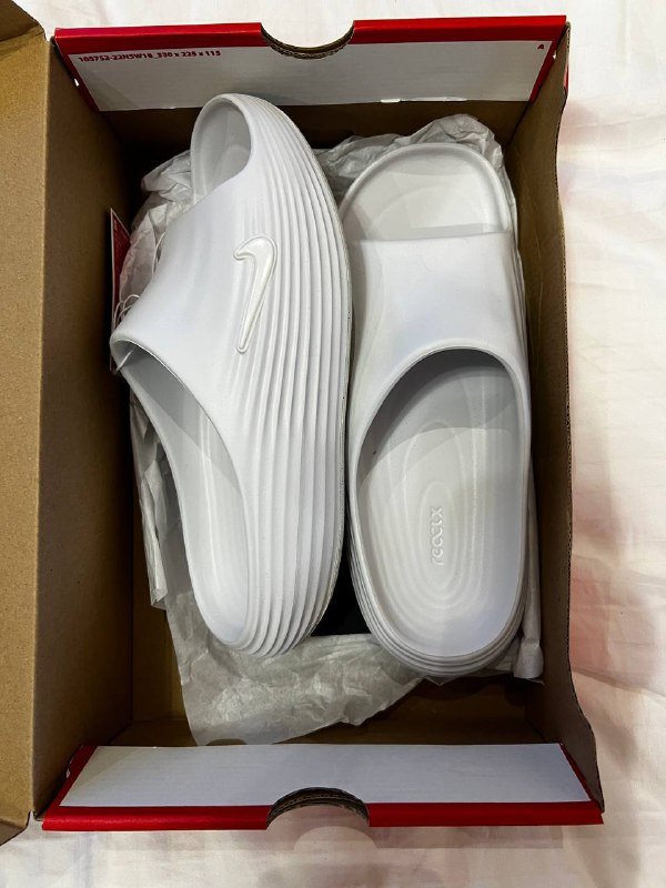 Шлепки, черные, черно-белые и серо-белые кроссовки