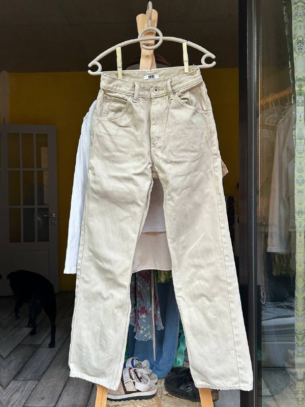 Прямые джинсы UNIQLO, короткий сарафан Zara, серый жилет, стеганый жилет, сандалии Reebok Beatnik