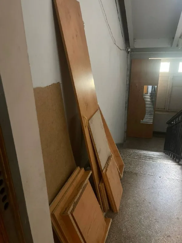 Вывоз старой мебели грузчиком с машиной