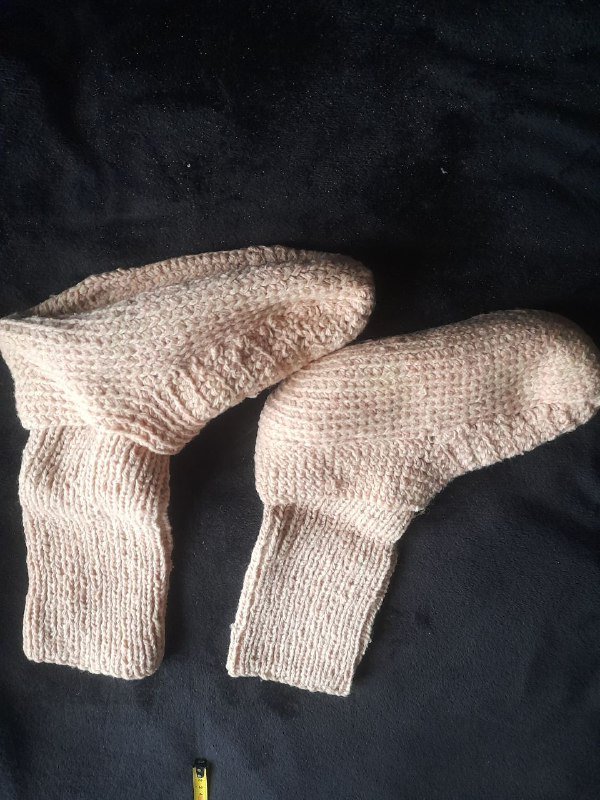 Вязаные носки на мужскую ногу