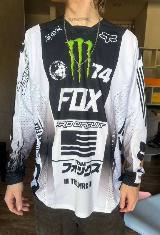 мужские футболки и брюки разных размеров