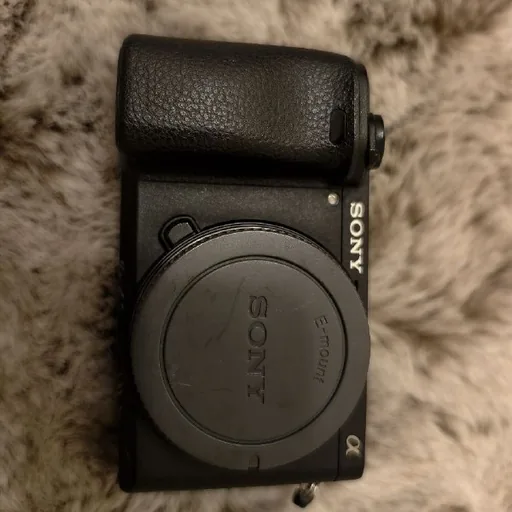 Фотоаппарат Sony A6300 с двумя аккумуляторами и зарядкой