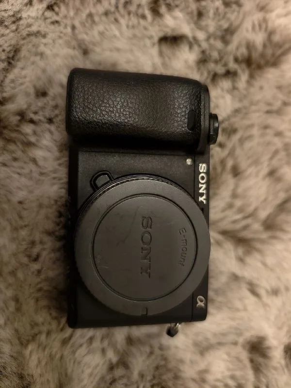 Фотоаппарат Sony A6300 с двумя аккумуляторами и зарядкой 1