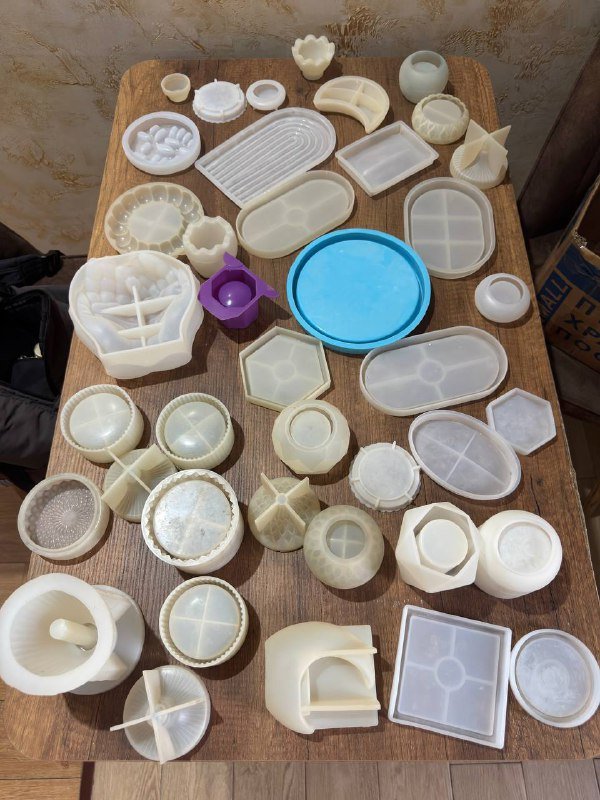 iPhone 11 Pro Max, Молды силиконовые, Плащ H&M, Кеды ARKET x VEJA, Свитер COS, Кожаные ботинки ARKET, Джинсы 3