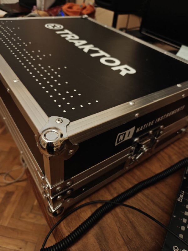 DJ контроллер Native Instruments Traktor S4 mkII 4