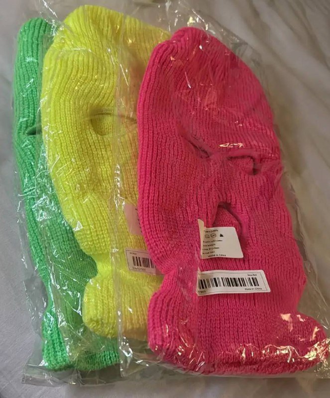 Три вязаные балаклавы зелёная, жёлтая, розовая