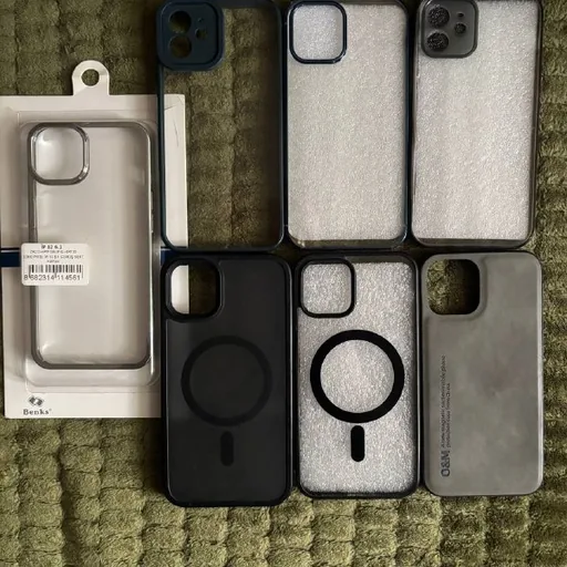 Чехлы на iPhone 12 и 12 Pro