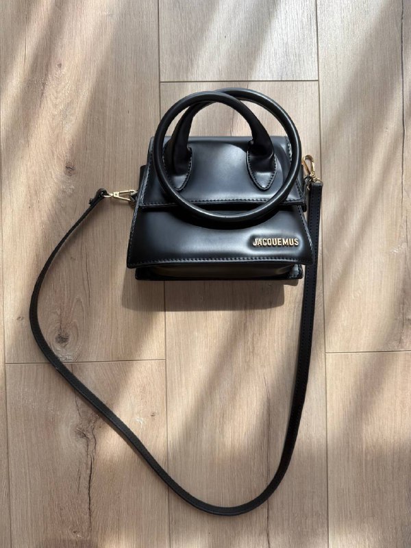 Сумка Jacquemus, топ с юбкой, юбка красная, боди, футболка, платья, шлепки Hermes, комбинезон