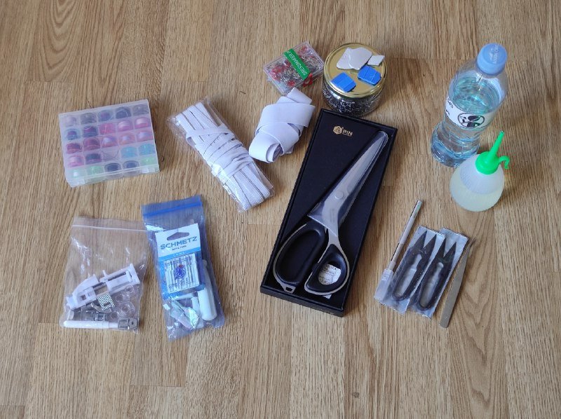 Швейная машинка Janome 1225s, Оверлок Janome 1300D, Набор ниток, Набор тканей, Мелочёвка для шитья