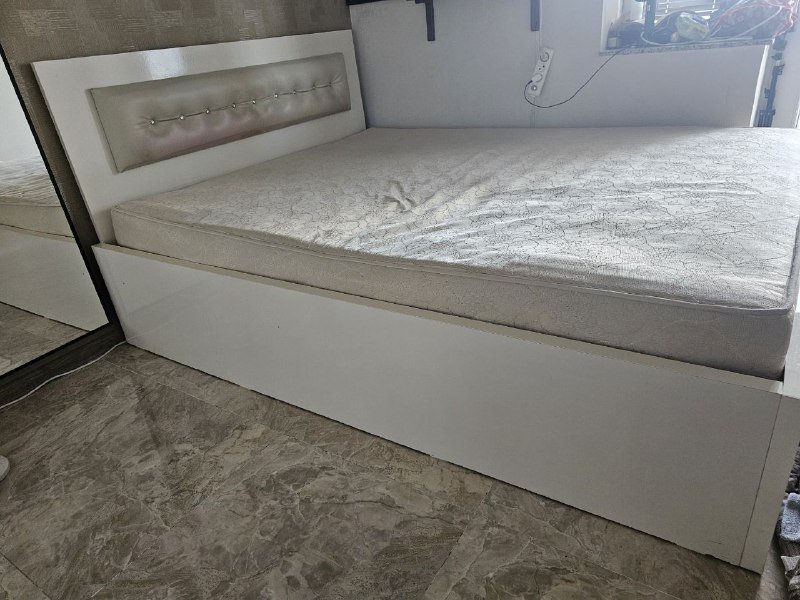 Двухспальная кровать с матрасом