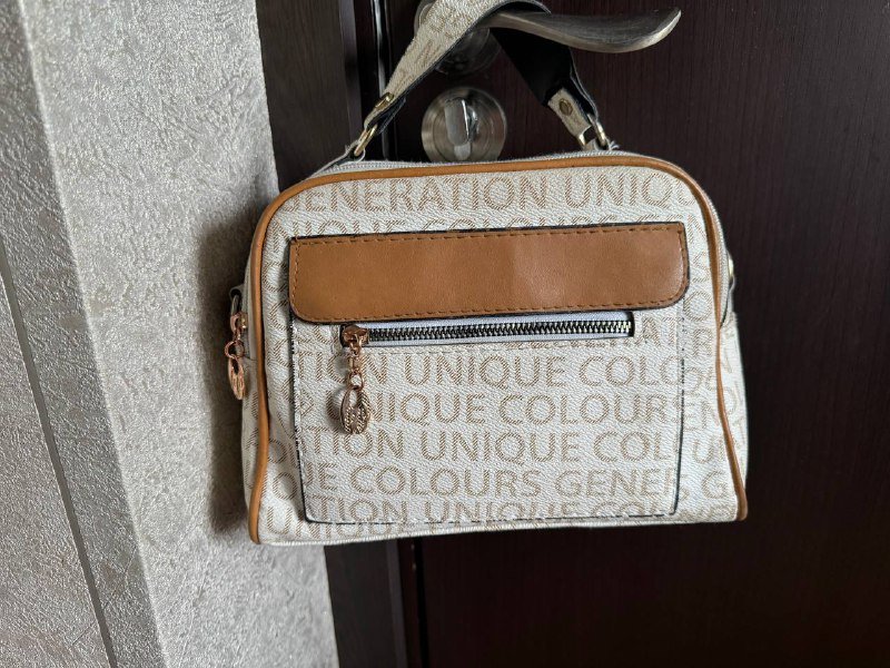 Джинсы, сумка, желтая куртка, синяя куртка 2