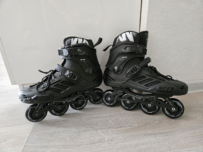 Роликовые коньки чёрные и белые взрослые пары