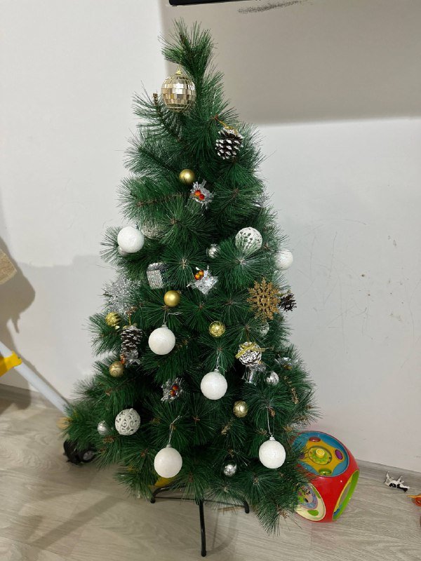 Елка искусственная без игрушек
