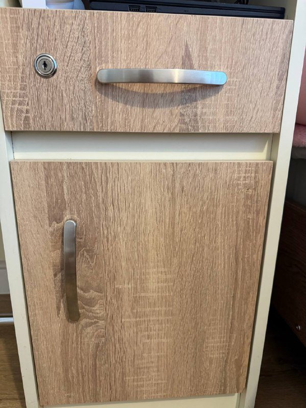 Письменный стол со съемной полкой