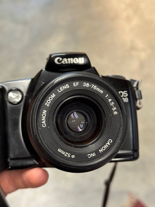 Винтажный пленочный фотоаппарат Canon EOS 3000 с объективом 5