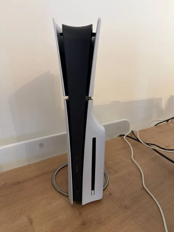 PS5 Slim, два геймпада, зарядная станция, подставка 1