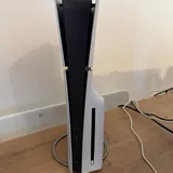 PS5 Slim, два геймпада, зарядная станция, подставка 1