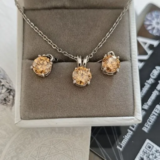 Серьги и подвеска из муссонита
