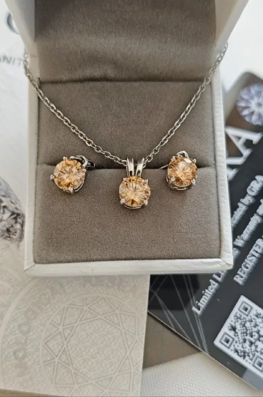 Серьги и подвеска из муссонита
