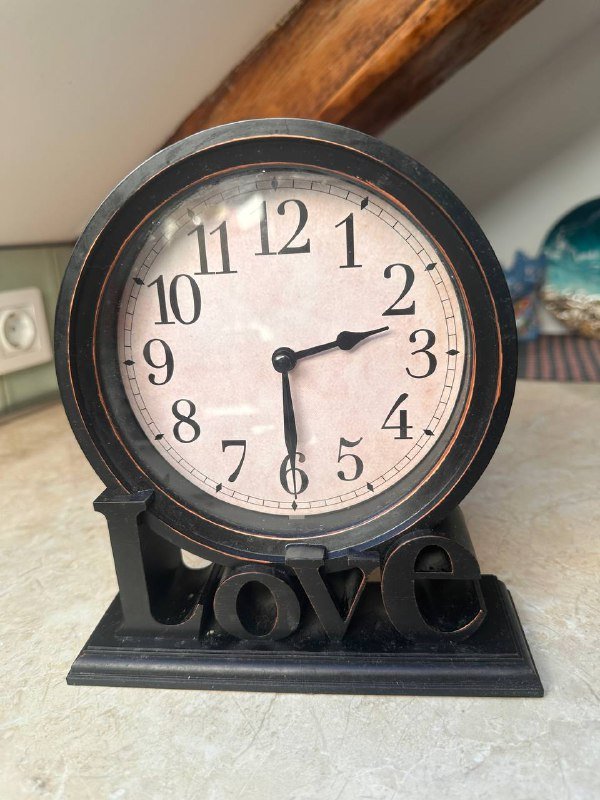 Полочки угловые деревянные, часы 2