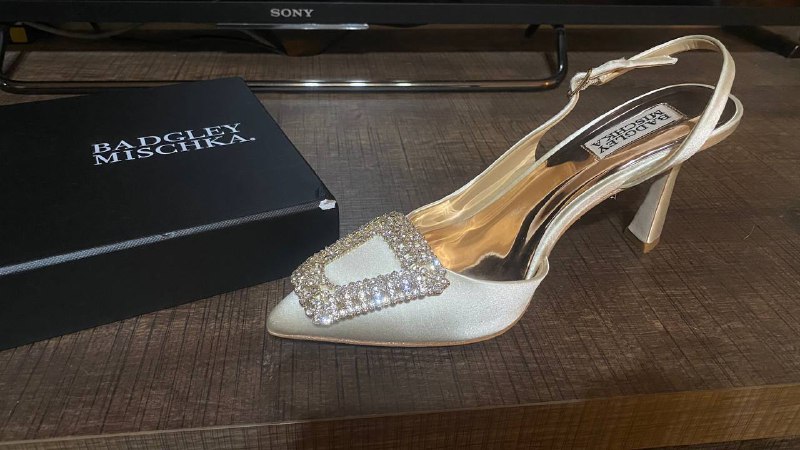 Туфли женские Badgley Mischka 7 US бежевые с кристаллами 4