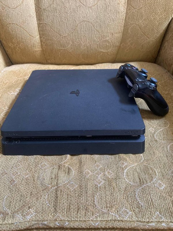 PS4 Slim с двумя джойстиками, игры Assassins Creed, Horizon Zero Dawn, Death Stranding