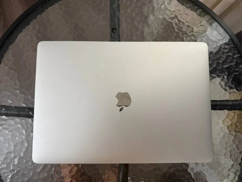 MacBook Pro 15 2018 i7 16 GB RAM 256 GB SSD 1