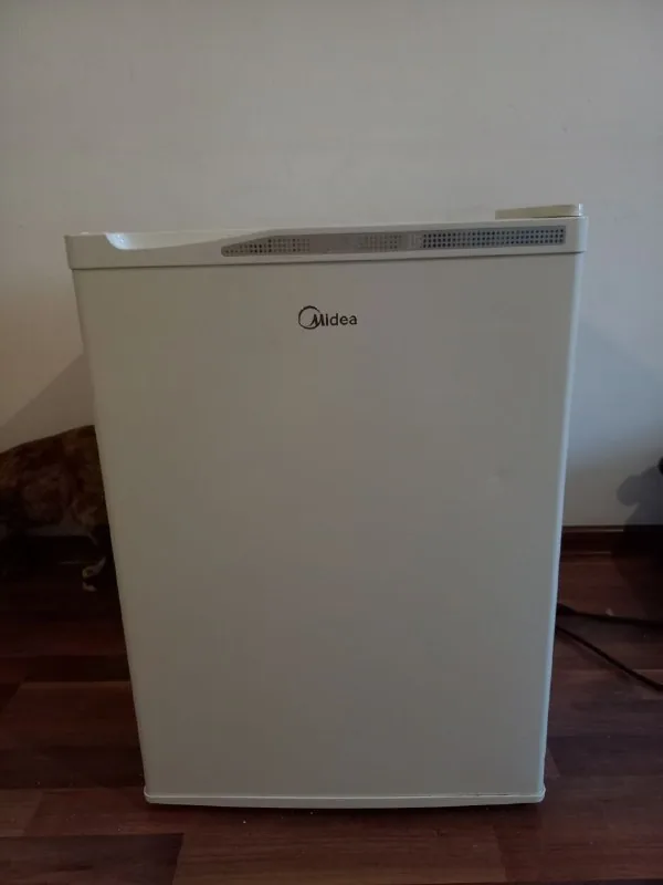 Компактный холодильник Midea 1