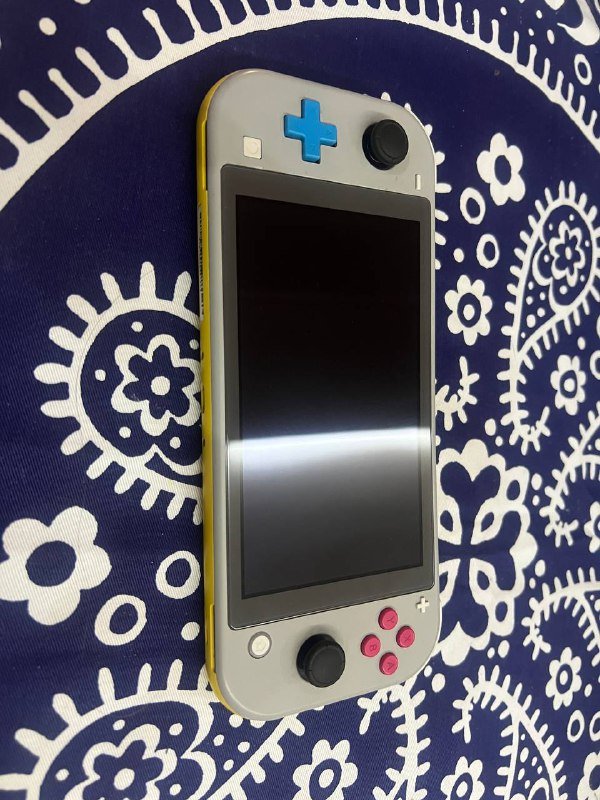 Nintendo Switch lite с играми и чехлом