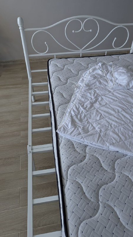 Кровать с матрасом и наматрасником 120x200