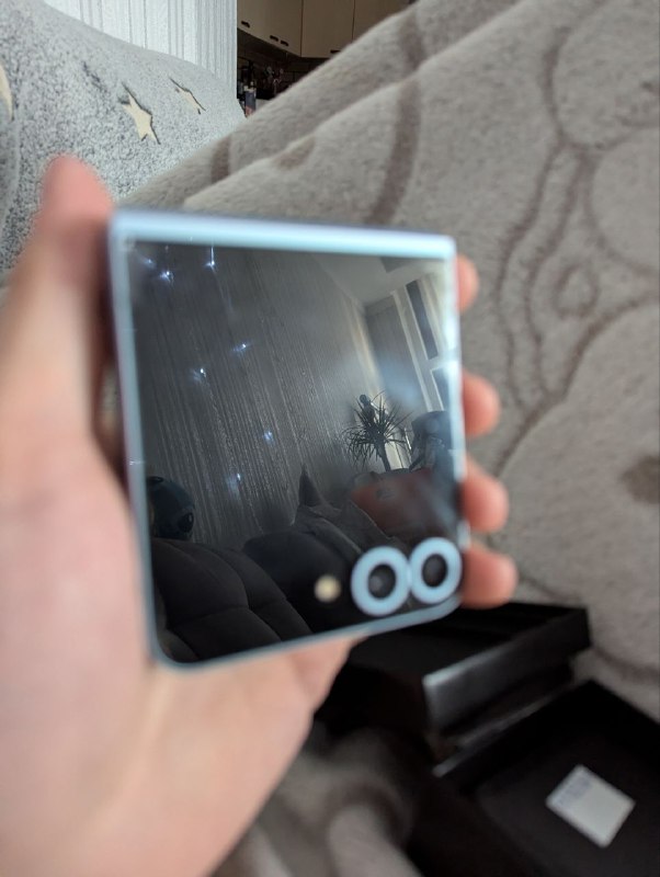 Телефон Samsung z flip 6 с двумя чехлами 8