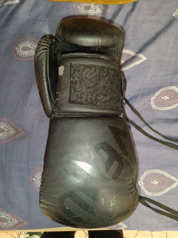 Черные боксерские перчатки VENUM 12 OZ, Салатовые боксерские перчатки 8 OZ 5