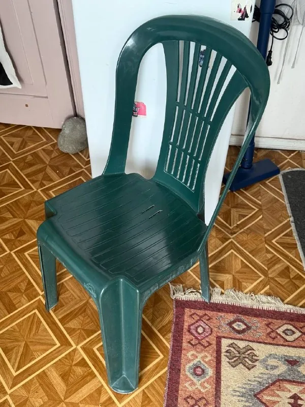 Пластмассовый стул