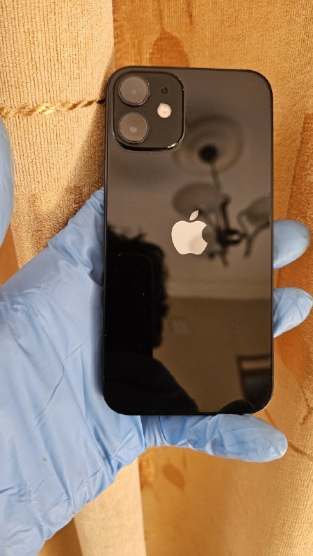 iPhone 12 mini с аксессуарами 7