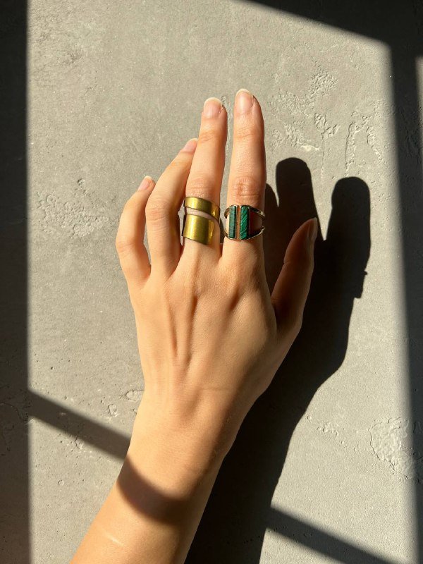 Латунные кольца с камушками и завитушкой