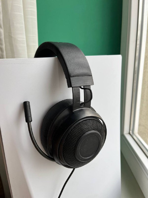PlayStation 5, три геймпада, наушники Razer Kraken X 3