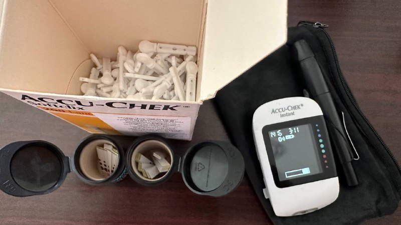 Глюкометр Accuchek instant с ланцетами и полосками