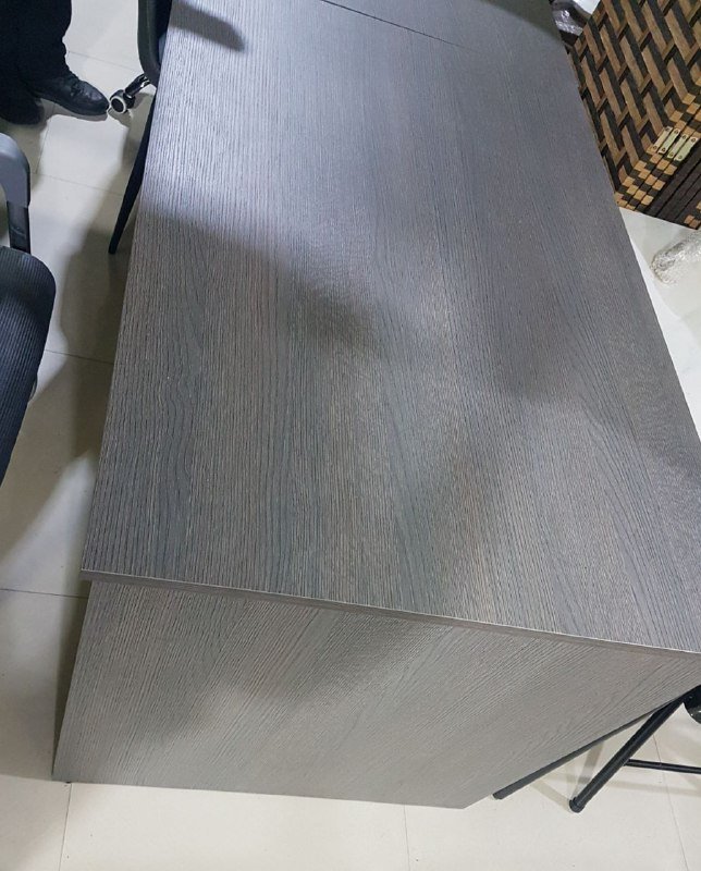 Большой стол и тумбочка на колесиках