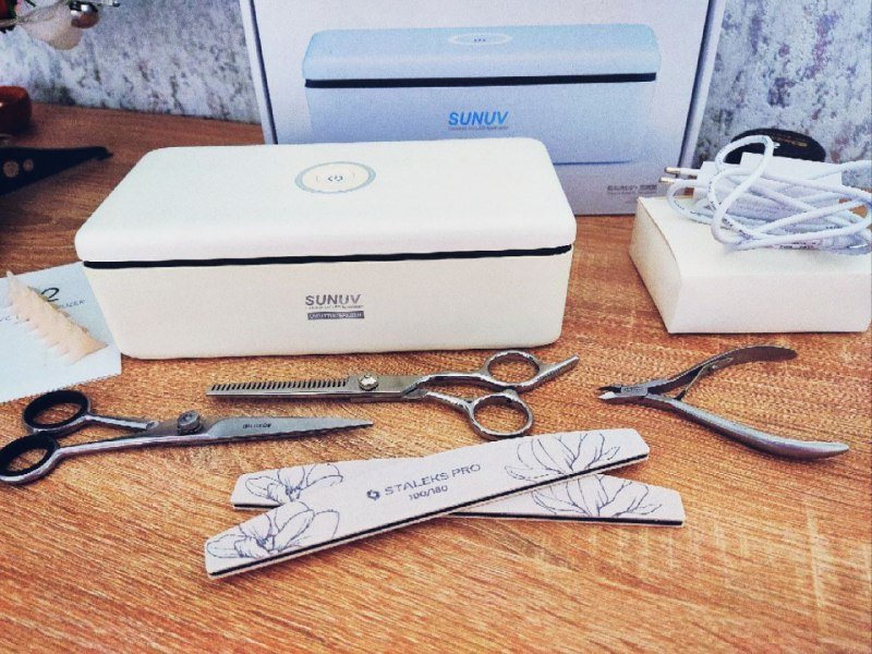 Портативный стерилизатор, джинсовая куртка, теннисные ракетки, утяжелители, рюкзак, мольберт, книга, краски, кисти 1