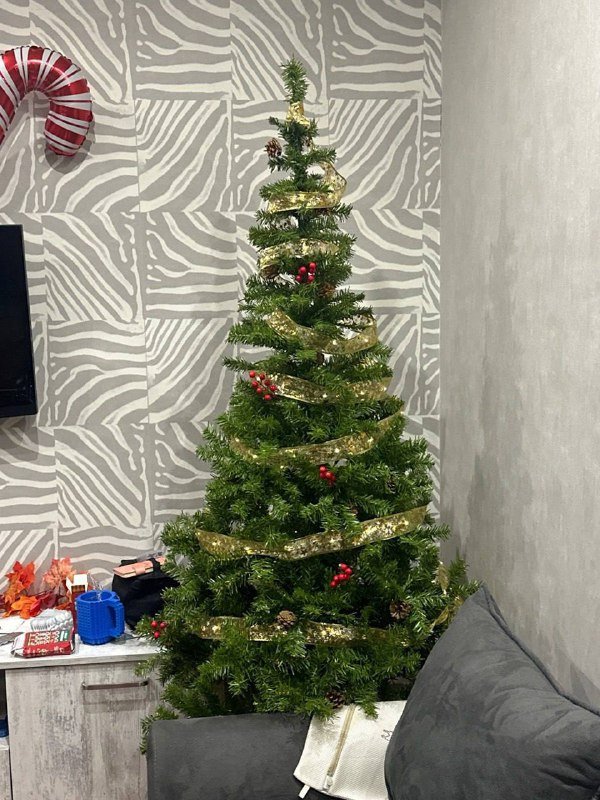 Искусственные елки зеленая и розовая с гирляндой и игрушками