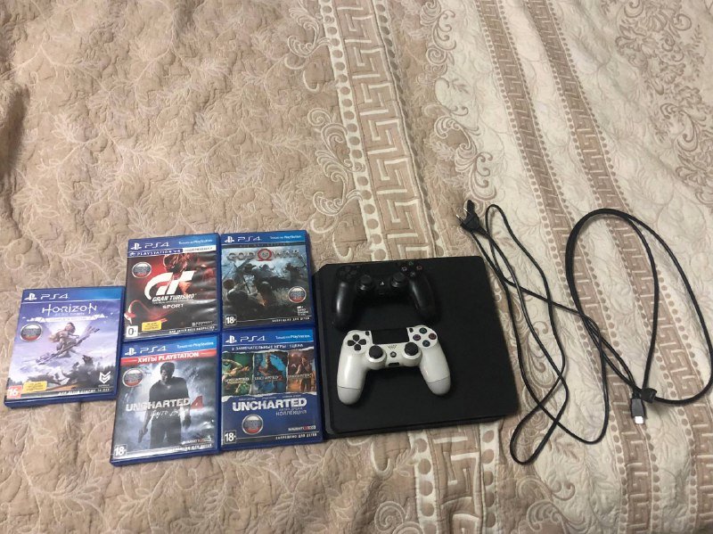 PS4 Slim 500GB, 2 джойстика, 5 игр