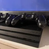 Sony PlayStation 4 Pro с двумя контроллерами 3