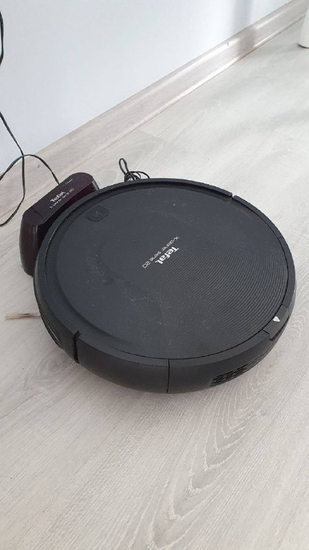 Рабочий стол, емкость под крупы, подставка под специи, стакан для столовых приборов, горшки, растение монстера, растение Диффенбахия, свечка, помпа для воды, робот-пылесос Tefal 10