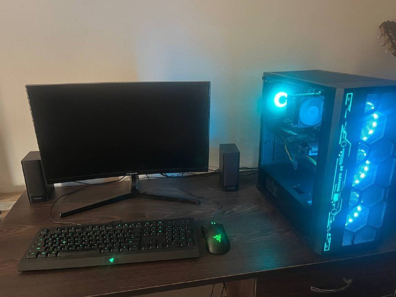 Игровой ПК с монитором, клавиатурой и мышью 2