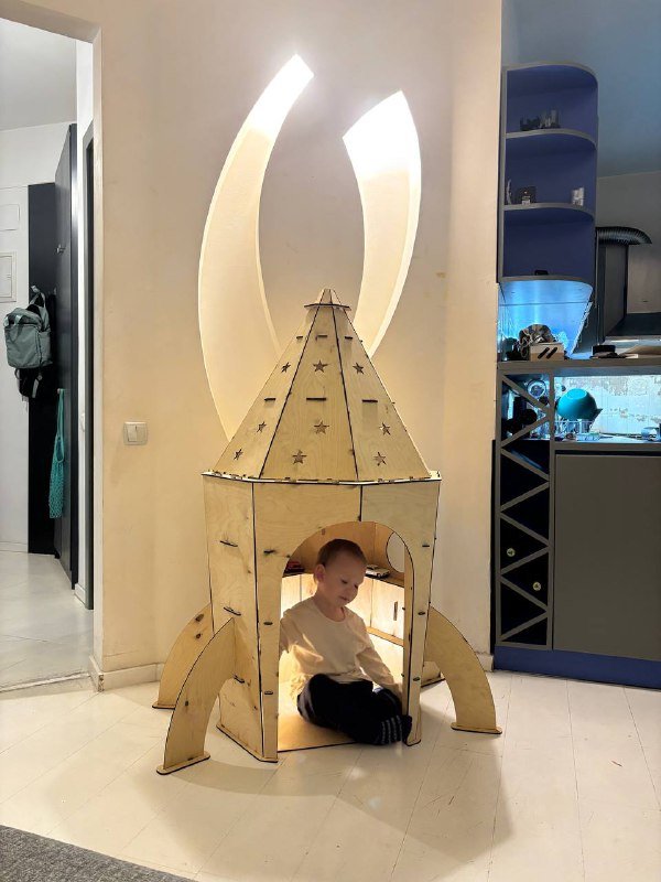 Детская ракетa из фанеры с полочками для игрушек 7