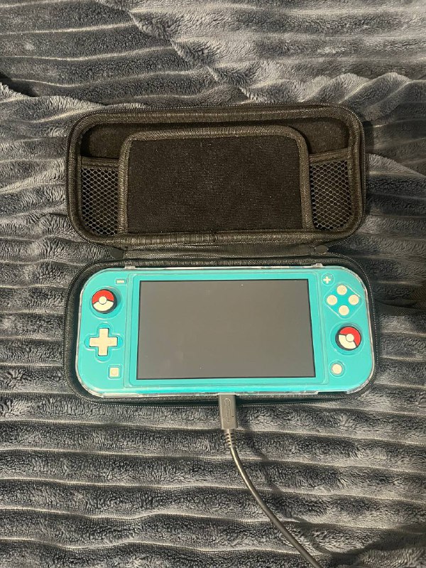 Nintendo Switch Lite, карта памяти 64ГБ, чехол Pikachu