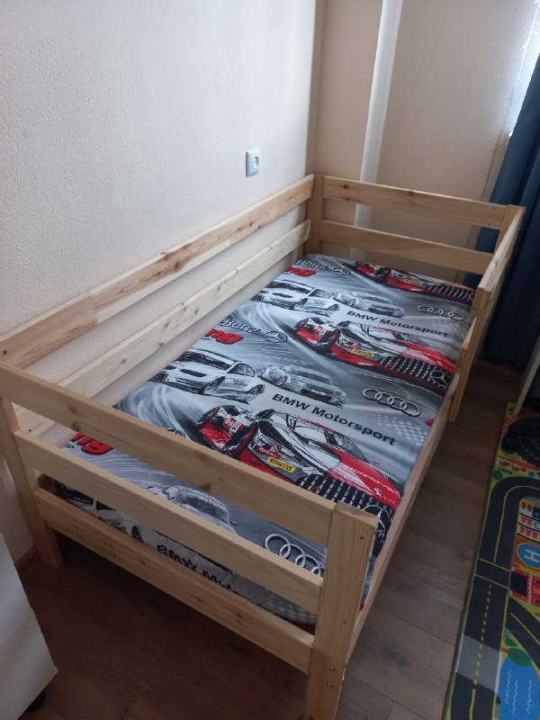 Детская кровать с матрасом и простыней