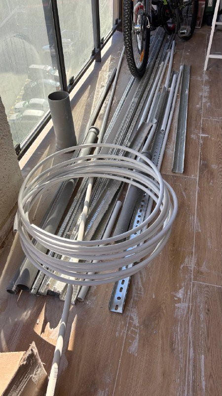 Стройматериалы после ремонта, кабель, клей, плинтус, трубы, переходники 3