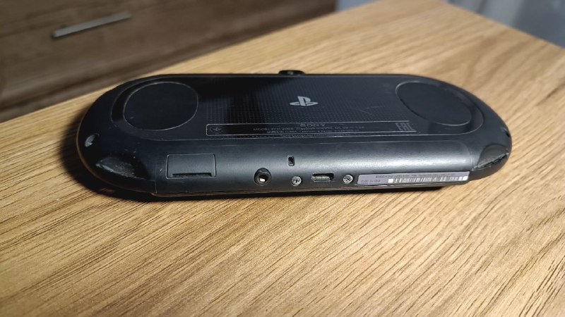 PS Vita 2000 с картой памяти и аксессуарами 3